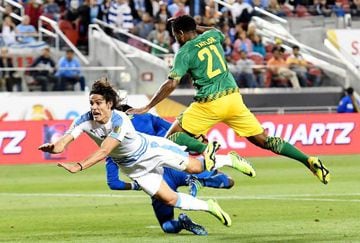 SANTA CLARA, CA - JUNE 13: Edinson Cavani #21 of Uruguay attacking the goal, gets tripped up by goal keeper Andre Blake #1