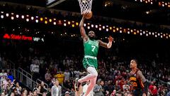 Jaylen Brown, alero de Boston Celtics, juega sin máscara el cuarto partido de la serie frente a Atlanta Hawks.
