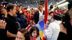Roger Federer, rodeado de aificionados suizos en el aeropuerto de Z&uacute;rich.