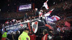 &quot;El m&aacute;s grande de la historia&quot; rezaba el lema del bus con el que el plantel de River Plate dio la vuelta al terreno de juego y festej&oacute; el t&iacute;tulo con los aficionados.