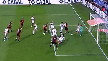 El gol más curioso de Paulo Díaz: ¡nunca se ve algo así!
