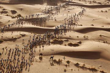 Corredores en el Maratón des Sables, en el desierto del Sáhara, en Marruecos.