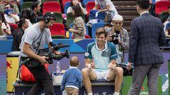 Shanghai (China), 11/10/2023.- Nicolas Jarry of Chile is approached by his son on the bench after winning the match against Diego Schwartzman of Argentina at the Shanghai Masters tennis tournament, Shanghai, China, 11 October 2023. (Tenis) EFE/EPA/ALEX PLAVEVSKI
