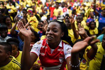 Fans of Colombia celebrate Yerry Mina's goal against England during the Round of 16 World Cup football match between Colombia and England, in Yerry Mina's hometown Guachene, in Cauca department, Colombia, on July 3, 2018. / AFP PHOTO / Luis ROBAYO
