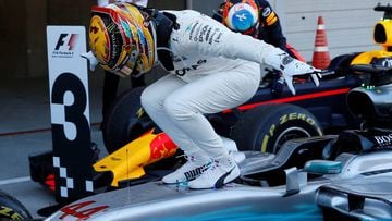Hamilton gana en Japón y se acerca al título; Vettel abandona