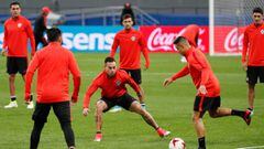 El delantero chileno Eduardo Vargas (c) asiste a una sesi&oacute;n de entrenamientos en el estadio Kaz&aacute;n Arena.