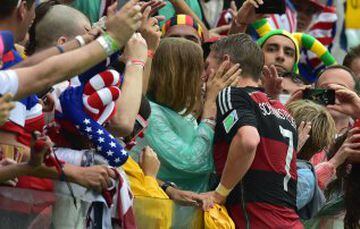 El jugador alemán, Bastian Schweinsteiger, besa a su novia Sarah Brandner en el Mundial 2014.