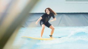 Shakira disfrutando del surf en wavegarden
