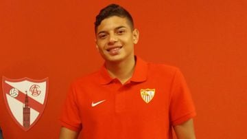 El portero de 21 años no ha recibido la oportunidad en el equipo profesional del Sevilla y sigue en el equipo filial en la tercera división, donde esta temporada ha jugado 9 encuentros. Al final de la temporada podría tomar otro camino para tener más minutos y debutar en primera división.