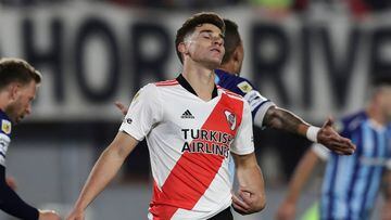River Plate's forward Julian Alvarez (C) reacts after missing a chance to score against Atletico Tucuman during their Argentine Professional Football League Tournament 2022 match at El Monumental stadium in Buenos Aires, on June 11, 2022. (Photo by ALEJANDRO PAGNI / AFP)