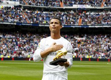 On October 14, 2015 he was presented with his fourth Golden Boot and on the same day he scored against Levante to take his tally to 324 for the club, one more than record goal scorer Raúl.