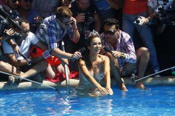Jhendelyn Núñez cumplió con la tradición como reina del Festival de Viña del Mar, y se lanzó a la piscina del Hotel O'Higgins.