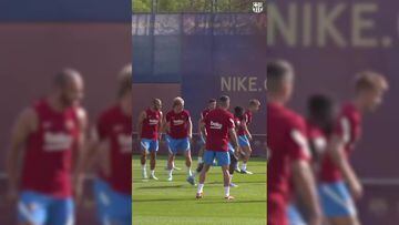Depay ya es uno más en el Barça: Pique se mató de la risa con su broma