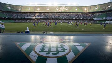 La primera plantilla del Real Betis se entrenó este martes por la tarde ante unos 10.000 aficionados verdiblancos, que apoyaron al equipo horas antes de que viajar a Valencia para jugar la vuelta de la semifinal de la Copa del Rey.