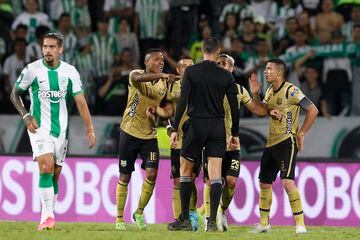 Gran partido en el Atanasio Girardot entre Atlético Nacional y Águilas Doradas. Dorlan Pabón abrió el marcador.