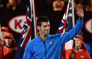 Los saludos de Djokovic antes de recibir el trofeo.