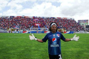 El guatemalteco que fuera multicampeón de su país hizo historia al anotar 33 goles durante su carrera.