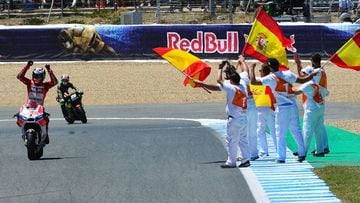 Operarios del circuito de Jerez ondean banderas de Espa&ntilde;a al paso de Jorge Lorenzo.
