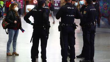 Spanish National Police officers talk with a woman at Atocha train station during a partial lockdown amid the outbreak of the coronavirus disease (COVID-19), in Madrid, Spain October 5, 2020. REUTERS/Sergio Perez
CONTROL DE POLICIA
PUBLICADA 07/10/20 NA MA17 2COL