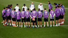 Zidane charla con los jugadores del Real Madrid.