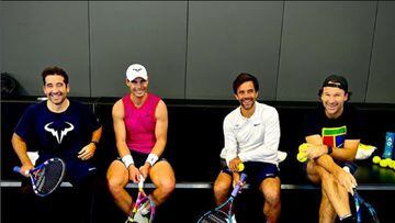 Rafa Nadal posa junto a sus entrenadores Marc López, Gustavo Marcaccio y Carlos Moyà durante un entrenamiento en la Rafa Nadal Academy.