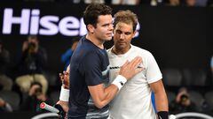 El canadiense Milos Raonic y el español Rafa Nadal se saludan tras su partido en el Open de Australia 2017.