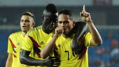 Carlos Bacca y D&aacute;vinson S&aacute;nchez celerbando un gol de la Selecci&oacute;n Colombia ante China en partido amistoso