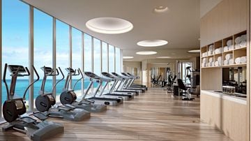 Tales como un extenso gimnasio privado, en el piso 33 de la torre, con vista a las playas de Miami. 