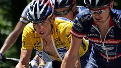 Lance Armstrong y Floyd Landis ruedan juntos durante una etapa del Tour de Francia 2004.