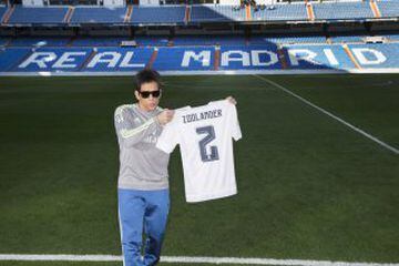 Zoolander poses with his Madrid No. 2 after yesterdays 23:59 deadline signing