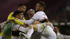 Boca Juniors' Argentine forward Dario Benedetto (R) celebrates with teammates after scoring against Lanus during the Argentine Professional Football League Tournament 2022 match between Lanus and Boca Juniors at the Ciudad de Lanus stadium in Lanus, Buenos Aires province, on September 14, 2022. (Photo by ALEJANDRO PAGNI / AFP)
