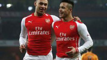 Oxlade-Chamberlain junto a Alexis S&aacute;nchez celebrando un gol del Arsenal. 