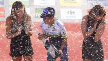 Esteban Chaves celebra en el podio de la Vuelta a Espa&ntilde;a.