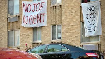 Pancartas contra el desalojo de inquilinos que dicen sin trabajo, sin alquiler se muestran en un edificio de alquiler controlado en Washington, DC el 9 de agosto de 2020.