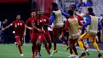 Los jugadores de Qatar celebran un gol ante El Salvador