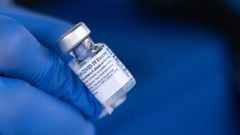 (ARCHIVOS) En esta foto de archivo, una enfermera muestra un frasco de la vacuna Pfizer-BioNTech COVID-19 fuera del Departamento de Salud del condado de Chatham el 15 de diciembre de 2020 en Savannah, Georgia. 