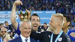 Schmeichel y Ranieri celebran la Premier League.