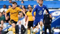 London (United Kingdom), 08/10/2022.- Christian Pulisic (R) of Chelsea in action against Joseph Hodge (L) of Wolverhampton during the English Premier League soccer match between Chelsea FC and Wolverhampton Wanderers in London, Britain, 08 October 2022. (Reino Unido, Londres) EFE/EPA/DANIEL HAMBURY EDITORIAL USE ONLY. No use with unauthorized audio, video, data, fixture lists, club/league logos or 'live' services. Online in-match use limited to 120 images, no video emulation. No use in betting, games or single club/league/player publications
