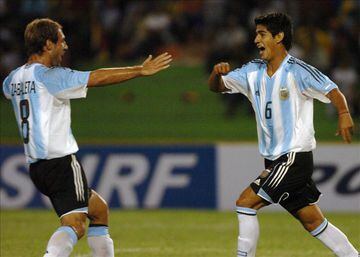 El central de Colo Colo formó parte de la selección argentina sub-20 que ganó la Copa Mundial de Holanda 2005. En aquel plantel compartió camarín con Lionel Messi, Pablo Zabaleta, Fernando Gago, Sergio Agüero, entre otros.