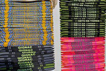 Bufandas que se venden a las afueras del Estadio Universitario