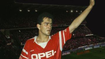 Gran goleador con América, pero en el Standard Lieja, donde hoy milita Memo Ochoa, el delantero apenas consiguió un gol en toda la temporada 1989-90.