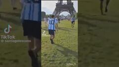 Vídeo: Argentinos recrean el gol de Ángel Di María en la final contra Francia enfrente de la Torre Eiffel