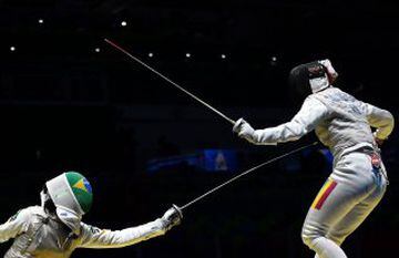 Brazil's Ana Beatriz Bulcao (L) competes against Romania's Malina Calugareanu during the women's individual foil qualifying bout as part of the fencing event of the Rio 2016 Olympic Games at the Carioca Arena 3 in Rio de Janeiro on August 10, 2016.
