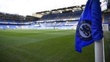 El escudo del Chelsea, en un bander&iacute;n de c&oacute;rner en Stamford Bridge.