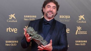 Spanish actor Javier Bardem poses with the Goya award to the best actor for "El buen patron" (The Good Boss) during a photocall following the 36th Goya awards ceremony at the Palau de les Arts in Valencia, on February 12, 2022. (Photo by LLUIS GENE / AFP) (Photo by LLUIS GENE/AFP via Getty Images)