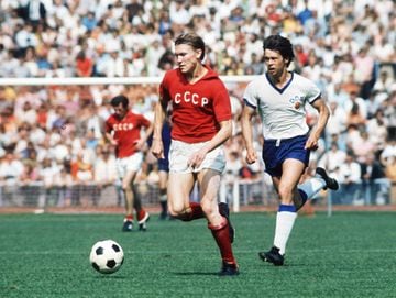 A finales de la década de los 70, el Real Madrid quiso fichar al extremo soviético Oleg Blokhin. El hombre encargado de la negociación fue Ramón Mendoza. Pertenecía a la directiva madridista, pero la revista Cambio 16 había sacado un número especial en oc