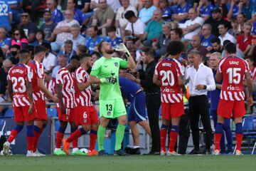 Simeone dando instrucciones a los jugadores durante la pausa de hidratación.