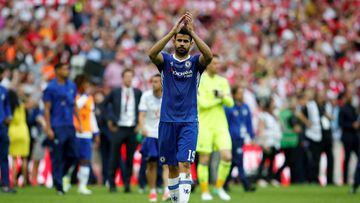 Diego Costa saluda a los aficionados del Chelsea al final de un partido.