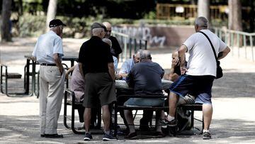 Archivo - Varios pensionistas en un parque de Madrid