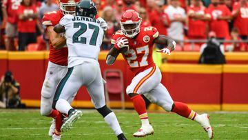 KANSAS CITY, MO - SEPTEMBER 17: Running back Kareem Hunt #27 of the Kansas City Chiefs rushes the ball with teammate Travis Kelce #87 blocking strong safety Malcolm Jenkins #27 of the Philadelphia Eagles during the first quarter of the game at Arrowhead Stadium on September 17, 2017 in Kansas City, Missouri. ( Photo by Peter Aiken/Getty Images) == FOR NEWSPAPERS, INTERNET, TELCOS &amp; TELEVISION USE ONLY ==
